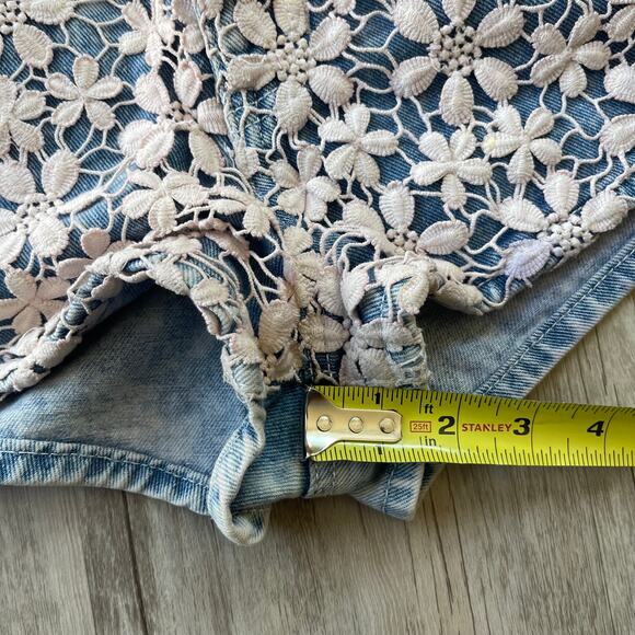Roxy Women’s Pink Acid Wash Denim Shorts Size 3 Crochet Floral Overlay - Picture 6 of 9